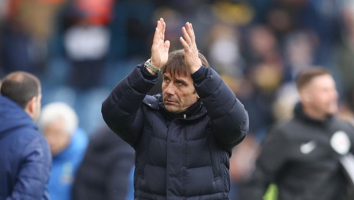 LEEDS, ENGLAND - FEBRUARY 26: Antonio Conte, Manager of Tottenham Hotspur applauds the fans after the Premier League match between Leeds United and Tottenham Hotspur at Elland Road on February 26, 2022 in Leeds, England. (Photo by Chris Brunskill/Getty Images)