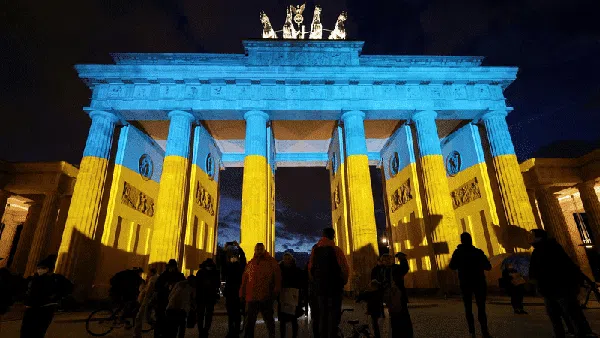Bendera Ukraina Terangi Bangunan Ikonik Sejumlah Negara