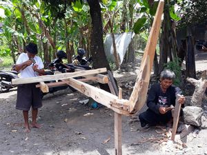 Menengok Pembuatan Singgasana Para Bajingan di Bantul Menengok Pembuatan Singgasana Para Bajingan di Bantul