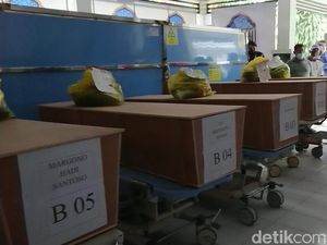 Suasana Duka Selimuti Proses Penyerahan Jenazah Korban Bus Tertabrak KA Suasana Duka Selimuti Proses Penyerahan Jenazah Korban Bus Tertabrak KA