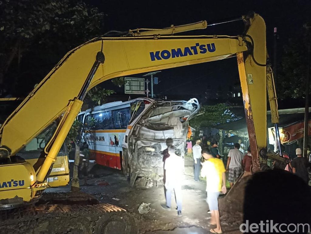Butuh 12 Jam dan Alat Berat Evakuasi Bus yang Tertabrak KA di Tulungagung