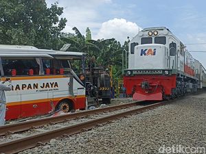Perjalanan Kereta Api di Tulungagung Dipastikan Normal Usai Bus Tertabrak KA