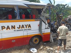 Posisi Sempit Sulitkan Evakuasi Bus Tertabrak Kereta Api di Tulungagung