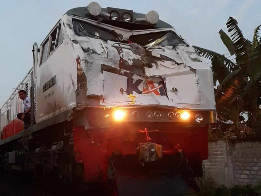 Ini Penampakan Moncong Lokomotif Usai Tabrak Bus di Tulungagung Ini Penampakan Moncong Lokomotif Usai Tabrak Bus di Tulungagung
