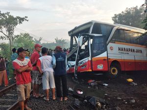 Bus Tertabrak Kereta Api di Tulungagung, 4 Orang Tewas