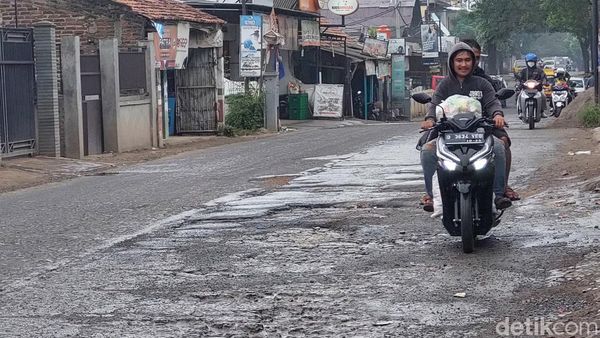 Duh, Jalan Cikancung-Cicalengka Rusak Bikin Pengeluaran Tekor