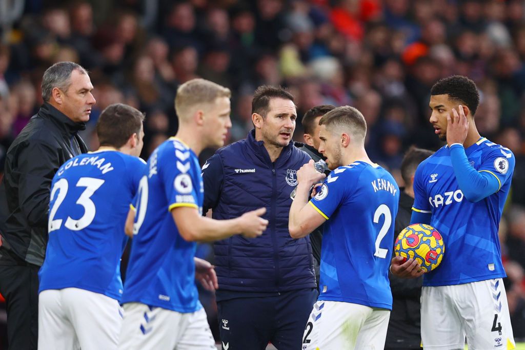 SOUTHAMPTON, ENGLAND - FEBRUARY 19:  Frank Lampard, manager of Everton speaks with his players during a break in play in the Premier League match between Southampton and Everton at St Mary's Stadium on February 19, 2022 in Southampton, England. (Photo by Dan Istitene/Getty Images)