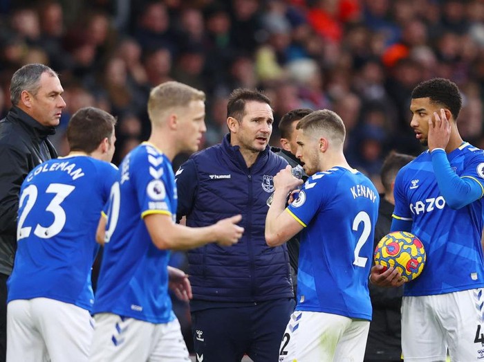 SOUTHAMPTON, ENGLAND - FEBRUARY 19:  Frank Lampard, manager of Everton speaks with his players during a break in play in the Premier League match between Southampton and Everton at St Mary's Stadium on February 19, 2022 in Southampton, England. (Photo by Dan Istitene/Getty Images)