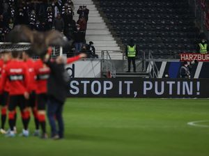 Pesan Untuk Putin di Laga Frankfurt Vs Bayern Munich