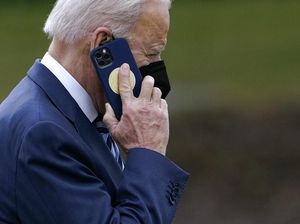 Penampakan Joe Biden Telepon Pakai iPhone Tidak Biasa