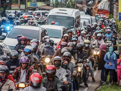 Ampun! Jalur Wisata Puncak Padat Banget
