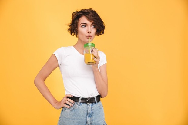 Sipping drinks too often using a straw makes the lines on the lips look clear.