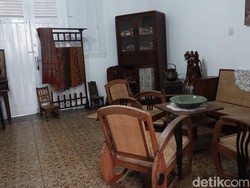 Cerita Warga Sukabumi Jadi Kolektor Ribuan Barang Antik, Apa Alasannya?