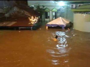 Banjir Rendam Kampung Aur Medan, Ketinggian Air Capai 2 Meter