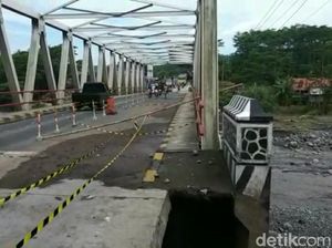 Banjir Bandang Brebes Juga Rusak Jembatan Tegal-Banyumas Banjir Bandang Brebes Juga Rusak Jembatan Tegal-Banyumas