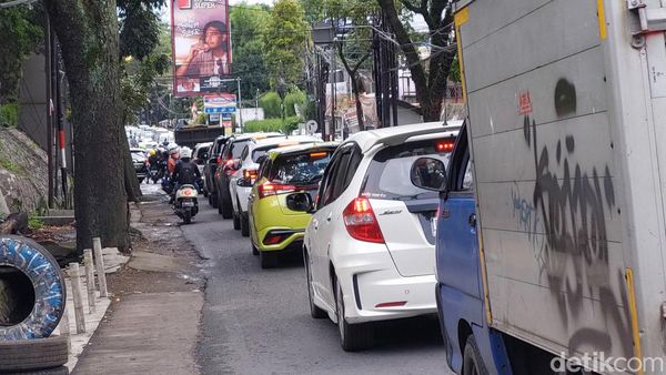 Lalin di Jalan Raya Lembang-Setiabudi Padat Diserbu Wisatawan