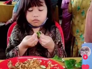 Layaknya Ngemil Permen, Bocah Ini Asyik Makan Petai Mentah!