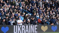 Leeds United juga menunjukkan simpat Ukraina dengan menampilkan tulisan Ukraine ditambahi lambang cinta (Getty Images)