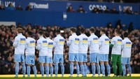 Manchester City turut memberi dukungan. Dengan jaket khusus di tiap pemain, bergambarkan bendera Ukraina dengan tulisan No War (Getty Images)