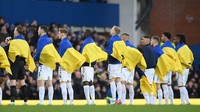 Tim-tim Liga Inggris pun memberi dukungan kepada Ukraina. Everton misalnya, para pemain mereka masuk ke lapangan dengan memakai bendera Ukraina (Getty Images)