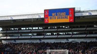 Crystal Palace menampilkan logo klub dengan latar belakang bendera Ukraina, disertai tulisan We Stand With Ukraine (Getty Images)