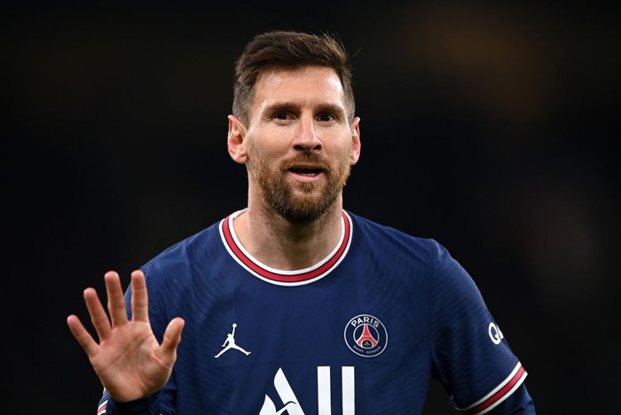 MANCHESTER, ENGLAND - NOVEMBER 24:  Lionel Messi of Paris Saint-Germain looks on during the UEFA Champions League group A match between Manchester City and Paris Saint-Germain at Etihad Stadium on November 24, 2021 in Manchester, England. (Photo by Shaun Botterill/Getty Images)