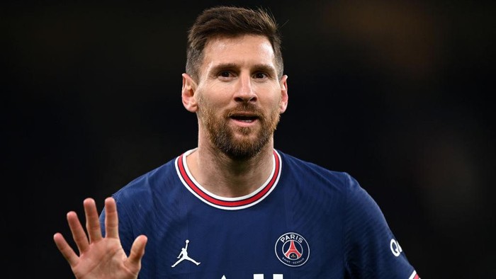 MANCHESTER, ENGLAND - NOVEMBER 24:  Lionel Messi of Paris Saint-Germain looks on during the UEFA Champions League group A match between Manchester City and Paris Saint-Germain at Etihad Stadium on November 24, 2021 in Manchester, England. (Photo by Shaun Botterill/Getty Images)
