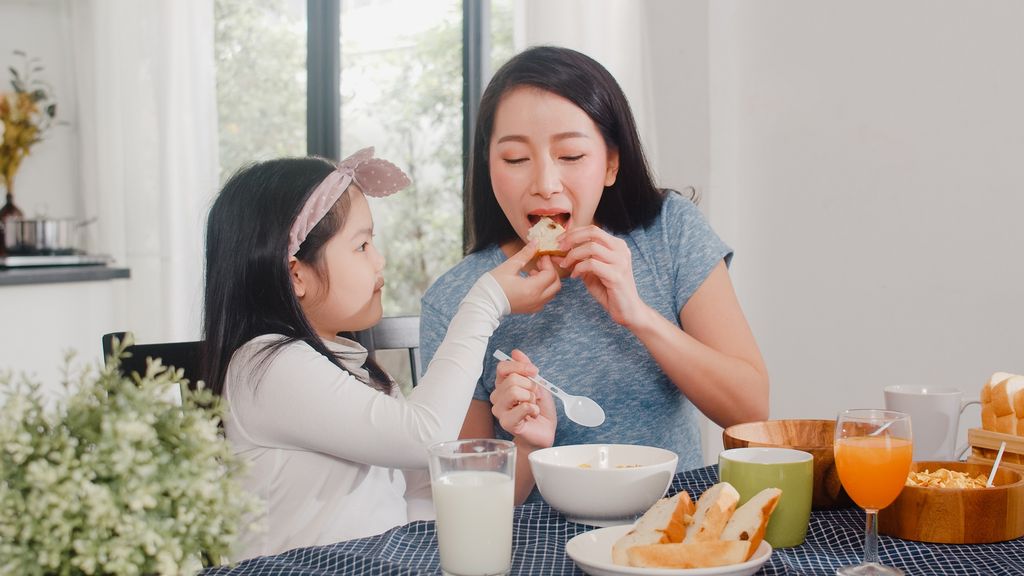 Makan bersama ibu bisa jadi salah satu kegiatan yang mempererat bonding ibu dan anak
