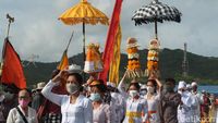 Melihat Umat Hindu Gelar Melasti dengan Prokes Ketat di Bantul