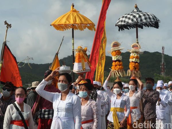 Melihat Umat Hindu Gelar Melasti dengan Prokes Ketat di Bantul