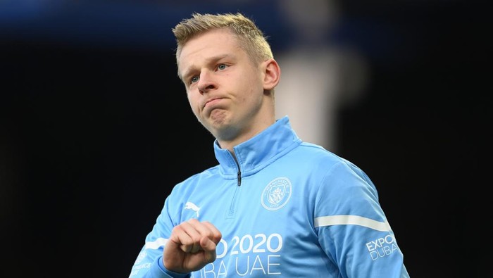 LIVERPOOL, ENGLAND - FEBRUARY 26: Oleksandr Zinchenko of Manchester City acknowledges the fans during the warm up prior to the Premier League match between Everton and Manchester City at Goodison Park on February 26, 2022 in Liverpool, England. (Photo by Michael Regan/Getty Images)