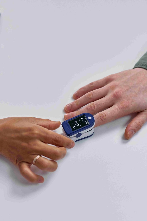 Oxymeter adalah alat untuk mengecek saturasi oksigen dalam darah