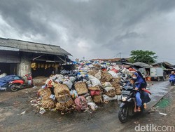 Duh! Tumpukan Sampah di TPS Pasar Majalaya Tutupi Sebagian Jalan