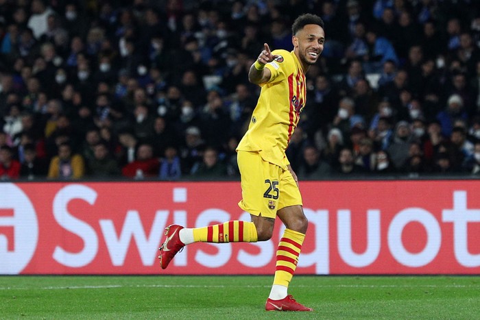 NAPLES, ITALY - FEBRUARY 24: Pierre-Emerick Aubameyang of FC Barcelona celebrates after scoring the 1-4 goal during the UEFA Europa League Knockout Round Play-Offs Leg Two match between SSC Napoli and FC Barcelona at Stadio Diego Armando Maradona on February 24, 2022 in Naples, Italy. (Photo by Francesco Pecoraro/Getty Images)