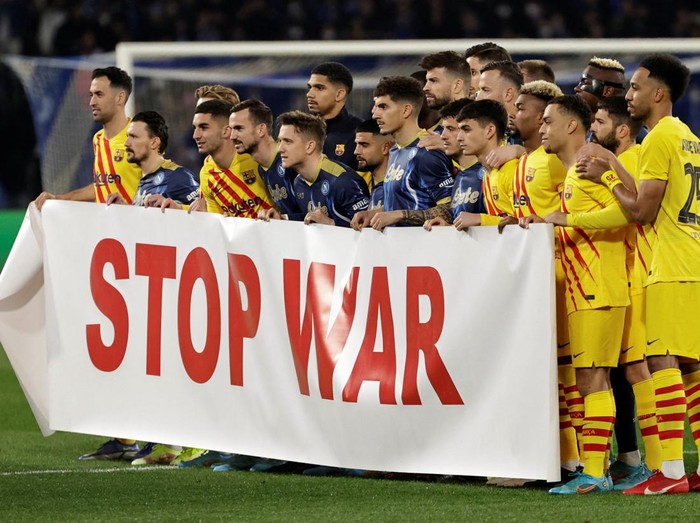 Soccer Football - Europa League - Play Off Second Leg - Napoli v FC Barcelona - Stadio Diego Armando Maradona, Naples, Italy - February 24, 2022 Napoli and FC Barcelona players display a 'Stop War' banner before the match REUTERS/Ciro De Luca     TPX IMAGES OF THE DAY