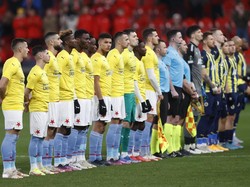 Para pemain Slavia Praha menggunakan baju kuning dengan logo Ukraina dan bertuliskan Kami berdiri bersama Ukraina sebelum pertandingan melawan Fenerbahce di Stadion Eden, Republik Ceko. (REUTERS/David W Cerny)