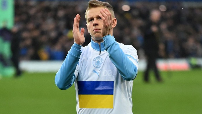 Soccer Football - Premier League - Everton v Manchester City - Goodison Park, Liverpool, Britain - February 26, 2022 Manchester Citys Oleksandr Zinchenko wears a t-shirt which displays the Ukraine flag before the match REUTERS/Peter Powell EDITORIAL USE ONLY. No use with unauthorized audio, video, data, fixture lists, club/league logos or live services. Online in-match use limited to 75 images, no video emulation. No use in betting, games or single club /league/player publications.  Please contact your account representative for further details.