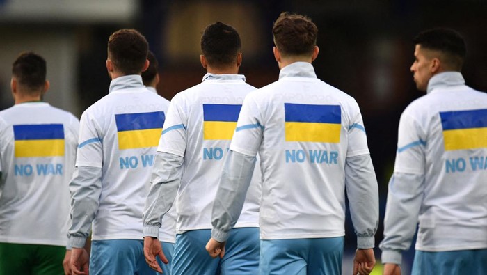 Soccer Football - Premier League - Everton v Manchester City - Goodison Park, Liverpool, Britain - February 26, 2022 Manchester City players wear t-shirts in support of Ukraine before the match REUTERS/Peter Powell EDITORIAL USE ONLY. No use with unauthorized audio, video, data, fixture lists, club/league logos or live services. Online in-match use limited to 75 images, no video emulation. No use in betting, games or single club /league/player publications.  Please contact your account representative for further details.