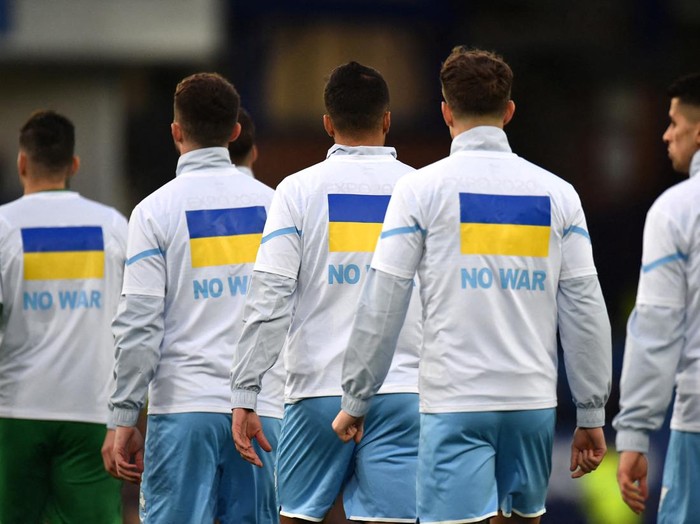 Soccer Football - Premier League - Everton v Manchester City - Goodison Park, Liverpool, Britain - February 26, 2022 Manchester City players wear t-shirts in support of Ukraine before the match REUTERS/Peter Powell EDITORIAL USE ONLY. No use with unauthorized audio, video, data, fixture lists, club/league logos or 'live' services. Online in-match use limited to 75 images, no video emulation. No use in betting, games or single club /league/player publications.  Please contact your account representative for further details.