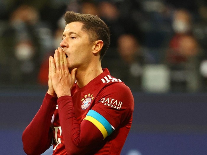 Soccer Football - Bundesliga - Eintracht Frankfurt v Bayern Munich - Deutsche Bank Park, Frankfurt, Germany - February 26, 2022 Bayern Munich's Robert Lewandowski reacts while wearing an armband in support of Ukraine REUTERS/Kai Pfaffenbach DFL REGULATIONS PROHIBIT ANY USE OF PHOTOGRAPHS AS IMAGE SEQUENCES AND/OR QUASI-VIDEO.
