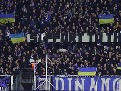 Sejumlah bendera Ukraina juga terlihat saat suporter Dinamo Zagreb memberi dukungan untuk Ukraina di Stadion Maksimir. (REUTERS/Borut Zivulovic)