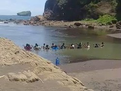 Polisi Bubarkan Ritual di Pantai Watu Ulo Jember Karena Ombak Sulit Diprediksi