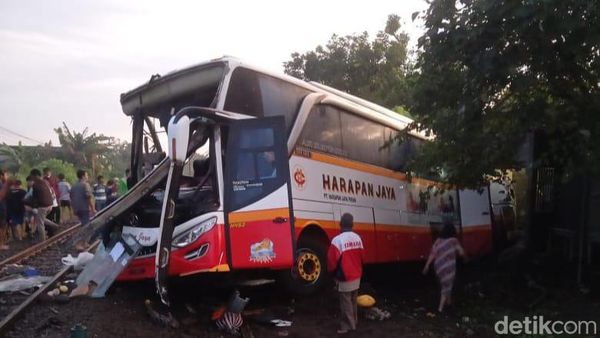 Penampakan Bus Tertabrak Kereta Api yang Tewaskan 4 Orang