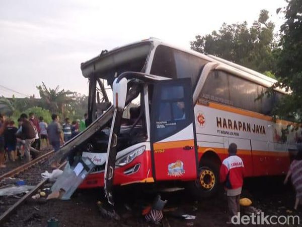 Penampakan Bus Tertabrak Kereta Api yang Tewaskan 4 Orang