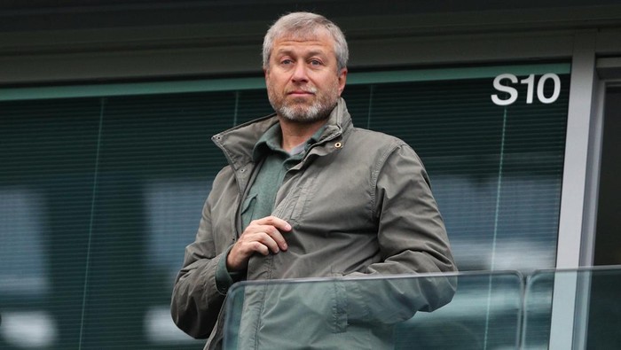 LONDON, ENGLAND - APRIL 16:  Chelsea owner Roman Abramovich looks on from the stands during the Barclays Premier League match between Chelsea and Manchester City at Stamford Bridge on April 16, 2016 in London, England.  (Photo by Paul Gilham/Getty Images)