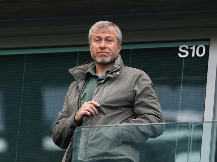 LONDON, ENGLAND - APRIL 16:  Chelsea owner Roman Abramovich looks on from the stands during the Barclays Premier League match between Chelsea and Manchester City at Stamford Bridge on April 16, 2016 in London, England.  (Photo by Paul Gilham/Getty Images)