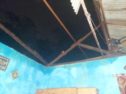 Angin Kencang Rusak 2 Rumah di Mojokerto, Hujan Bikin Banjir Jalan Nasional