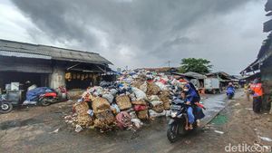 Jorok! Sampah Menumpuk di TPS Pasar Majalaya hingga Menghalangi Jalan