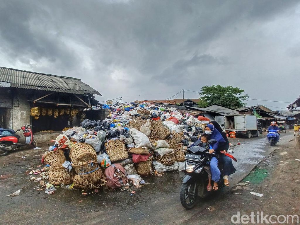 Jorok! Sampah Menumpuk di TPS Pasar Majalaya hingga Menghalangi Jalan Jorok! Sampah Menumpuk di TPS Pasar Majalaya hingga Menghalangi Jalan