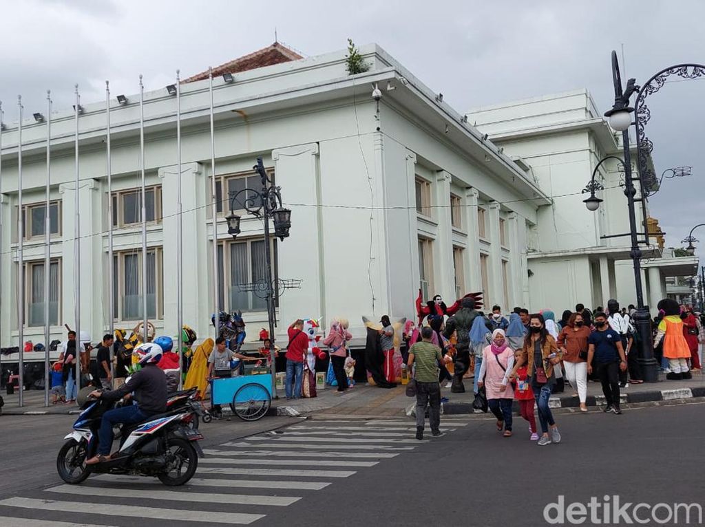 Ironi! Wisatawan Abai Prokes saat Kasus COVID-19 di Bandung Tinggi